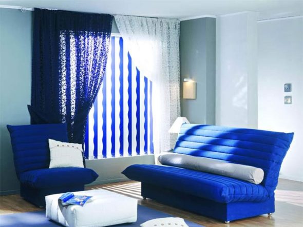 divano blu nella stanza