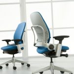 sedie da ufficio blu e bianche