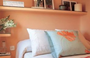 Elegante mensola sopra il letto