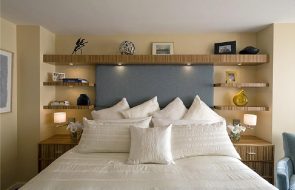 Elegante mensola in legno sopra il letto