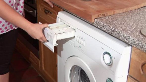 lavatrice automatica in cucina