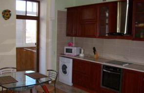 lavatrice in cucina sul bordo