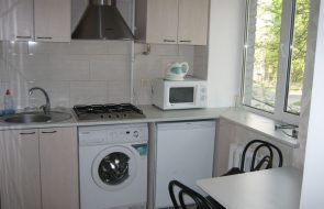 lavatrice in cucina beige