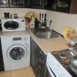 lavatrice in una cucina molto piccola
