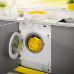 lavatrice in mobili grigio-gialli
