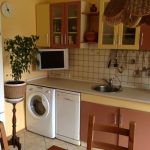 lavatrice nell'angolo della cucina