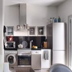 lavatrice nell'angolo di una cucina stretta