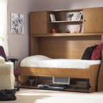 letto con tavolino color noce
