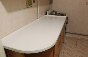 piano di lavoro bianco della cucina