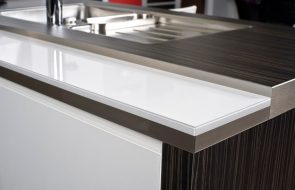 piano del tavolo bianco marrone