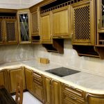 piano del tavolo con zoccolo in marmo bianco