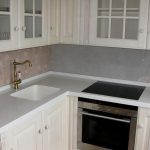 set da tavolo con zoccolo bianco