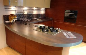 piano di lavoro della cucina con bordo