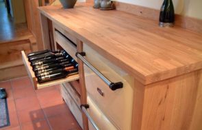il piano del tavolo è piccolo
