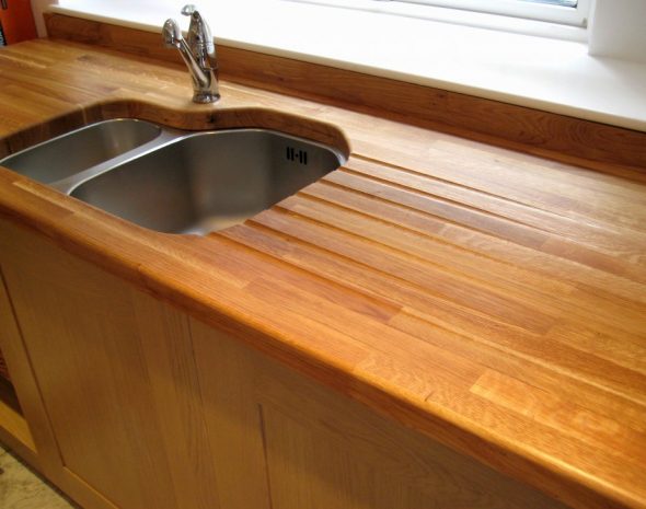 piano del tavolo con zoccolo in legno