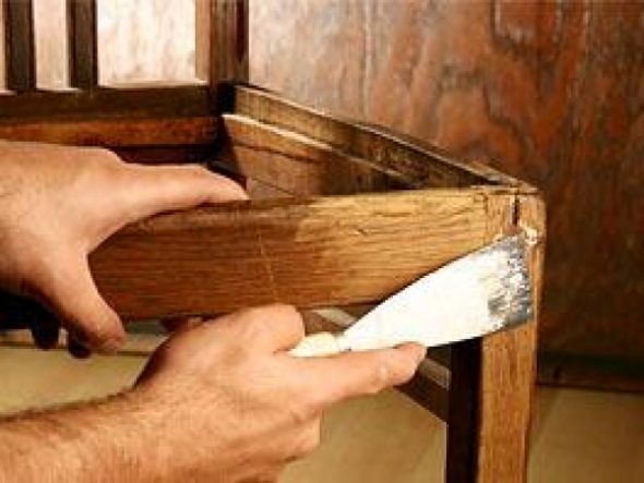 pulire la sedia dalla colla