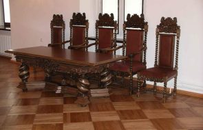 sedie in legno intagliato