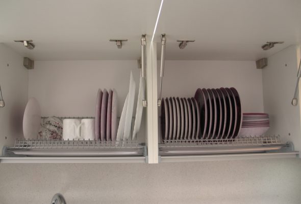 Stendibiancheria nel mobile della cucina