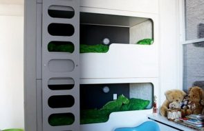 letto a castello triplo in una cameretta con soffitti alti