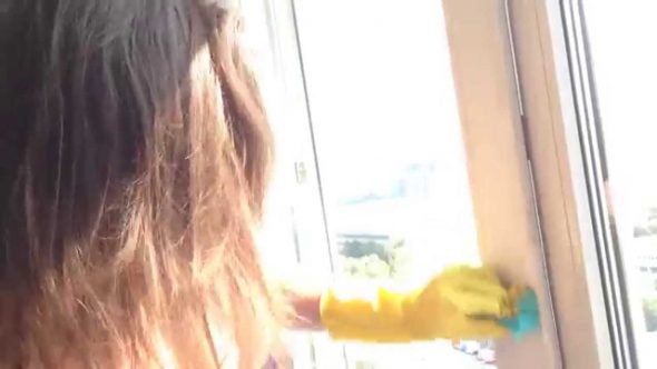 rimuovere i segni del nastro adesivo con l'olio