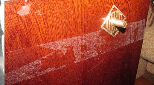 rimuovere i segni del nastro adesivo dal legno
