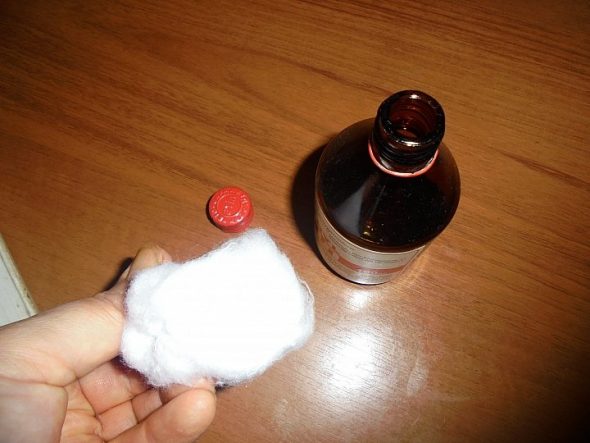 rimuovere i segni di nastro adesivo con alcol
