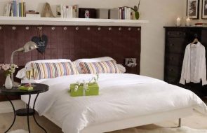 nella camera da letto ci sono degli scaffali intorno al letto