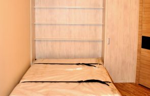 Letto verticale in un armadio realizzato con materiali naturali