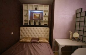 Ampio ripiano sopra il letto