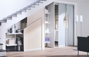 omara pod stopnicami