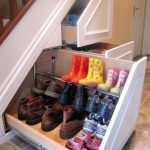 scatole di scarpe sotto le scale
