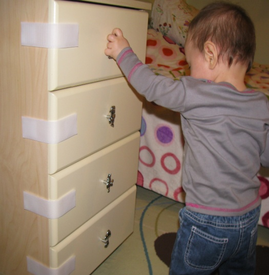 chiudere i cassetti dal bambino