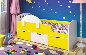 lettino giallo per bambini con sponde