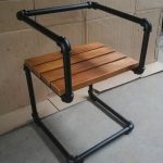 Sgabello da bar fai da te con assi di legno