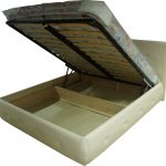 letto in legno con meccanismo di sollevamento