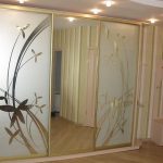 armadio scorrevole con design sabbiato