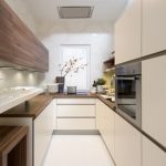 Interno di una cucina lunga e stretta