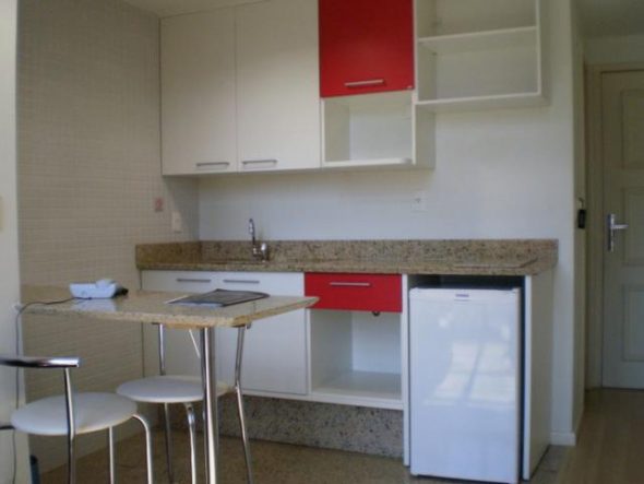 Utilizzo dei contrasti di colore nella progettazione di cucine di piccole dimensioni