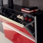scarpiera rossa e nera per il corridoio