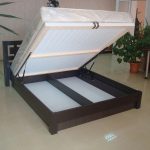 letto con meccanismo di sollevamento per una stanza grande