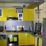 Mobili da cucina per una piccola cucina in giallo