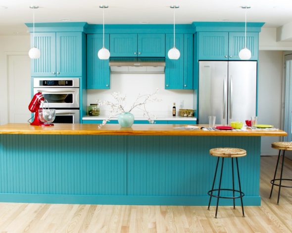 Set da cucina turchese in combinazione con pareti e pavimento chiari