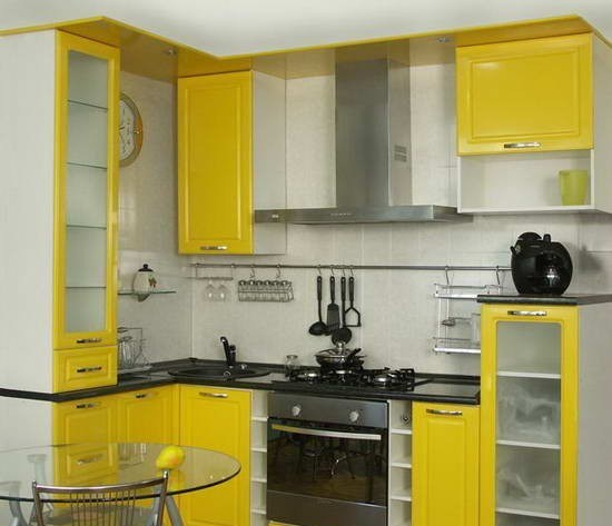 Set da cucina per una piccola cucina in giallo