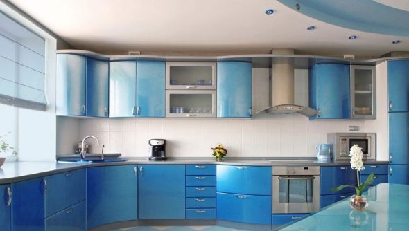 Set da cucina nei colori blu e azzurro