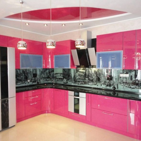 Set da cucina realizzato in colore rosa brillante