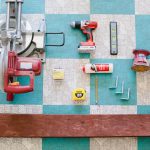 Materiali e strumenti per realizzare uno scaffale in legno