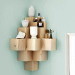 Una versione originale di una piccola mensola angolare in legno