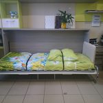 Letto pieghevole e tavolo per bambini