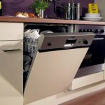 Lavastoviglie all'interno della cucina