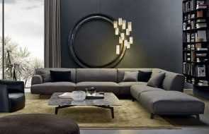 Divano grigio all'interno